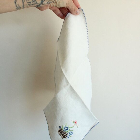 Vintage 1940s 1950s Napkin Embroidered Flower Basket Linen Doily or Table Topper - Picture 9 of 10